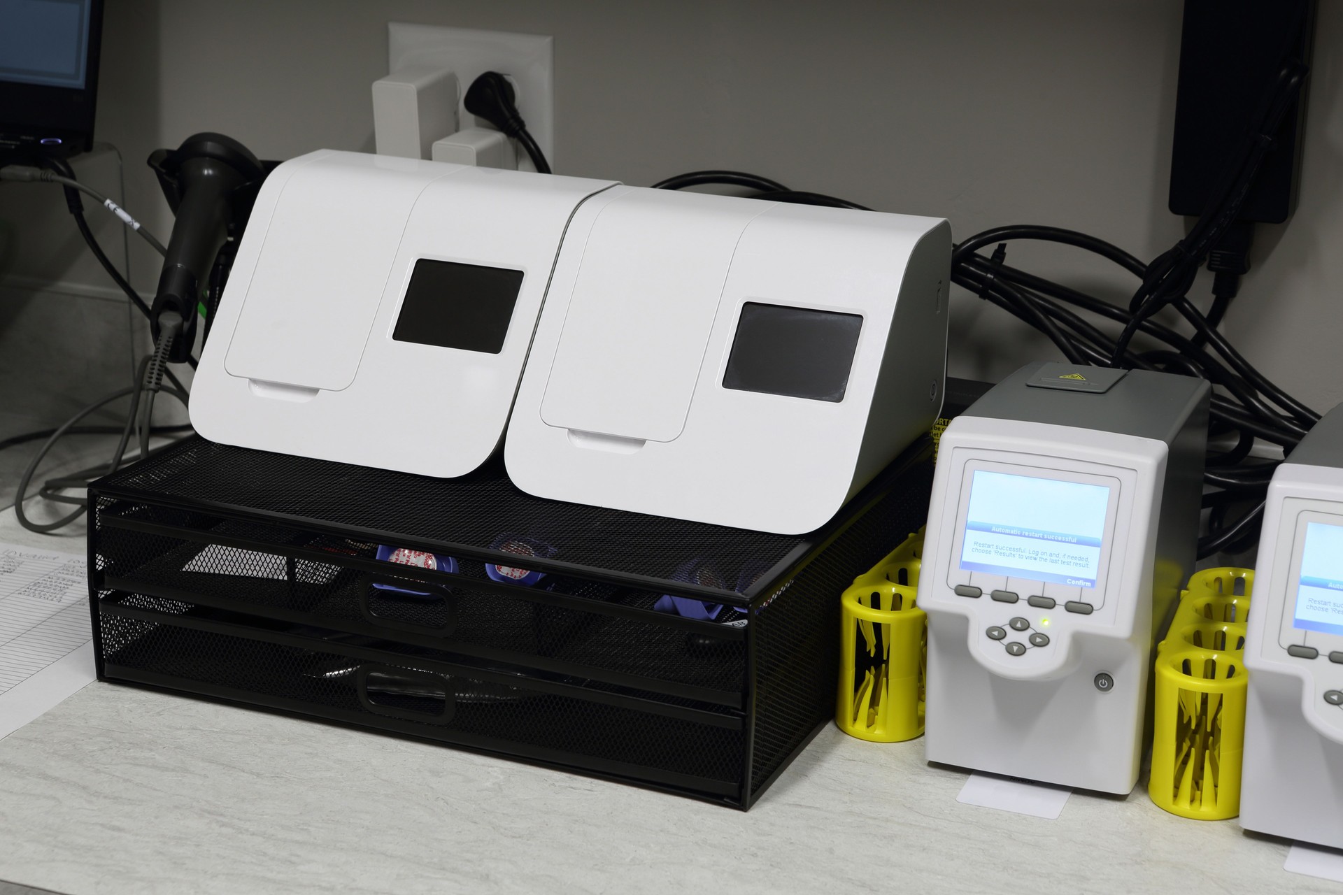 Medical sample diagnostic testing machines
